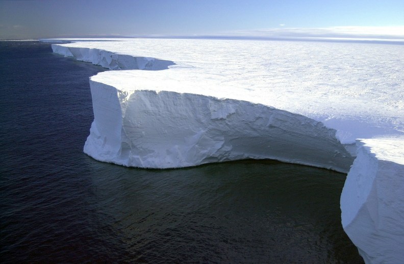 iceberg-79389_1280